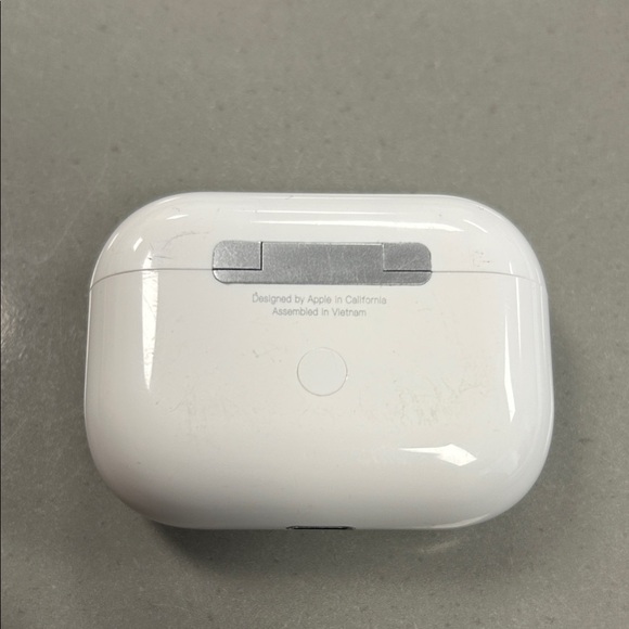 Apple AirPods Pro Case in White and Silver